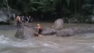 復興區溪水暴漲18人受困　驚險救援畫面曝