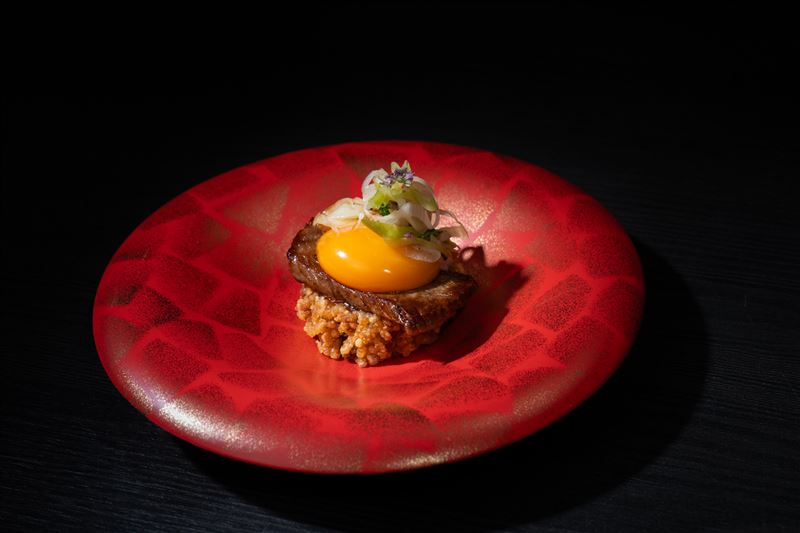 關東-常陸牛搭配千葉縣醬油、苗栗靈芝蛋與酥脆鍋巴。(圖/品牌業者提供)