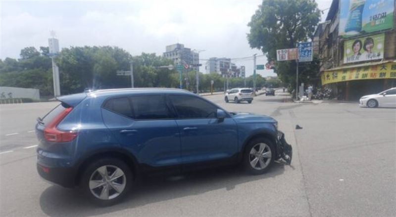 台中榮總前2車相撞！26歲女慘摔無呼吸了