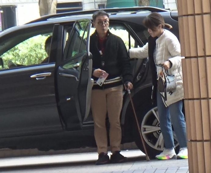 劉松仁行動看起來較為吃力,引起網友擔憂。(圖/翻攝自星島頭條官網)