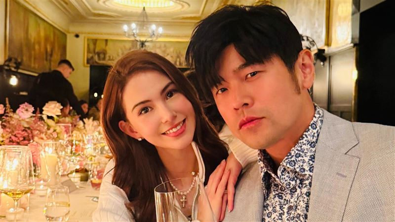 周杰倫替老婆解圍遭殃　網笑翻敲碗自拍