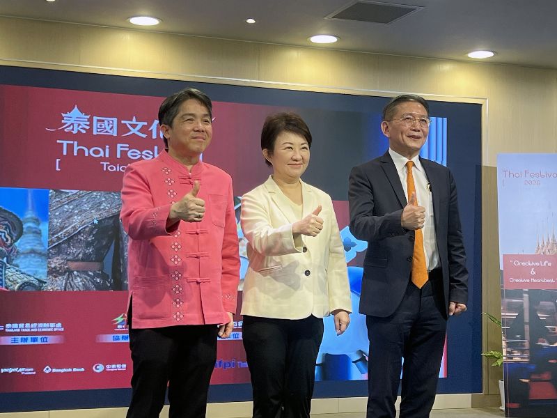 泰國貿易經濟辦事處17日在台中市政府舉辦記者會，市長盧秀燕（中）、泰國貿易經濟辦事處代表文那隆（Narong Boonsatheanwong）（左）、遠東百貨副總經理陳佑任（右）共同宣布，泰國文化節29日起一連兩天在台中大遠百登場