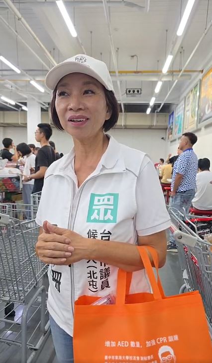 民眾黨台中市議員參選人邱于珊跑到好市多用餐區內拜票，遭到外界抨擊。（圖／翻攝自邱于珊直播）