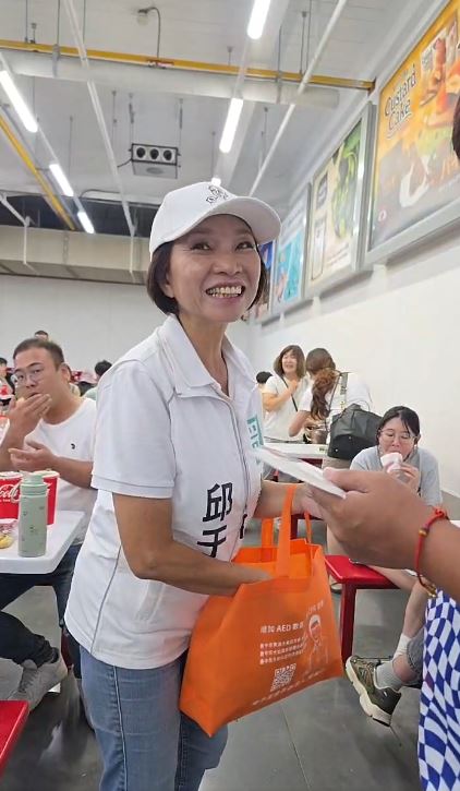 民眾黨台中市議員參選人邱于珊跑到好市多用餐區內拜票，遭到外界抨擊。（圖／翻攝自邱于珊直播）