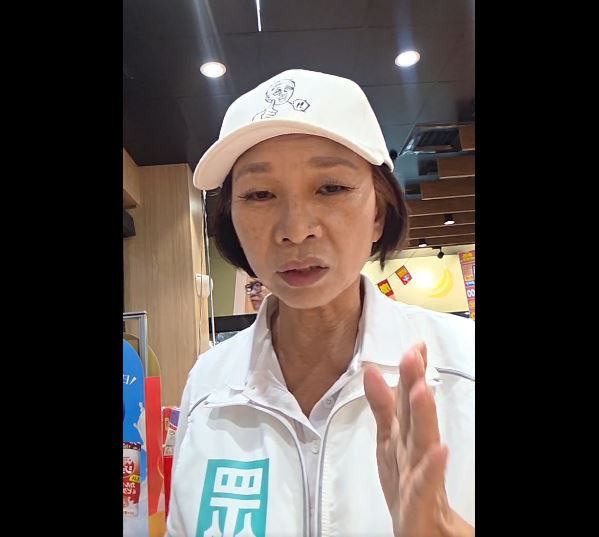 不只好市多，民眾黨台中市議員參選人邱于珊也跑到全聯內拜票。（圖／翻攝自邱于珊直播）