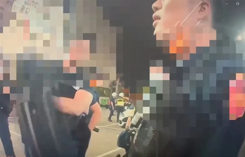 彰化市某KTV發生兩派人馬涉嫌酒後衝突,警方處理時還遭嗆聲、推擠。(圖/翻攝畫面)