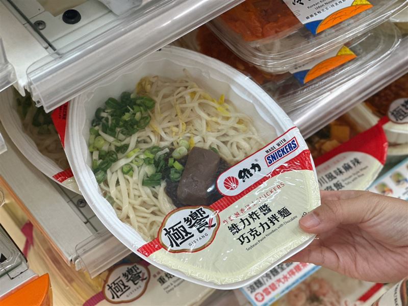 網路爆紅吃法商品化！7-ELEVEN開賣「維力炸醬巧克力拌麵」。（圖／7-ELEVEN提供)