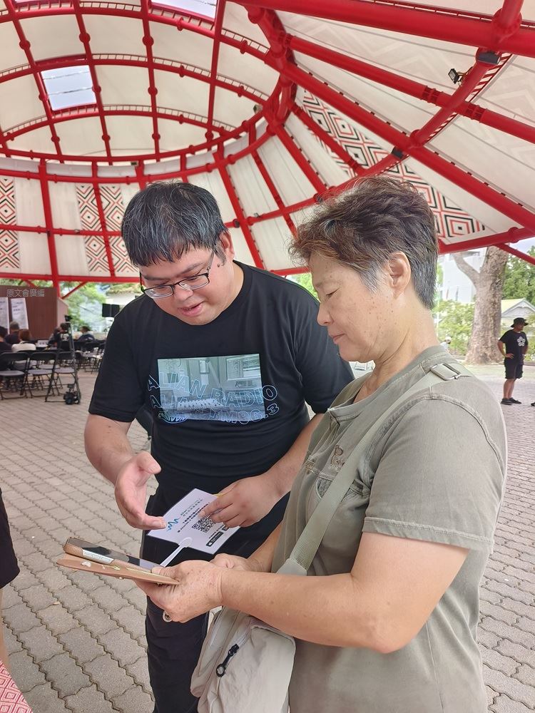 聽友會安排「Alian廣播電台APP」下載教學及操作體驗,協助不同年齡層聽眾跨越數位門。(圖/原文會提供)
