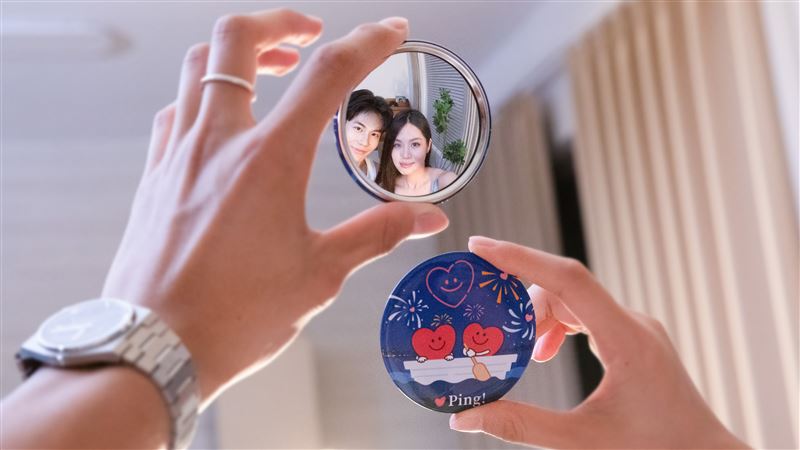 限定手拿鏡融入夏日煙花插畫設計,搭配鏡面中的人物影像,呈現品牌鼓勵人與人靠近、交流的概念。(圖/交友軟體 Ping! 提供)