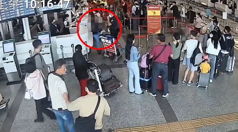 越籍女子阮女大鬧機場櫃檯,警方上前勸阻。(圖/翻攝畫面)