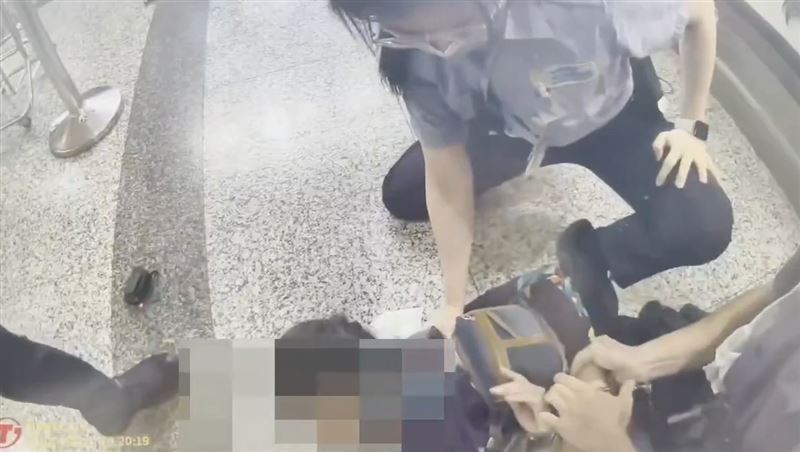 阮女不聽勸還攻擊員警遭壓制逮捕。(圖/翻攝畫面)