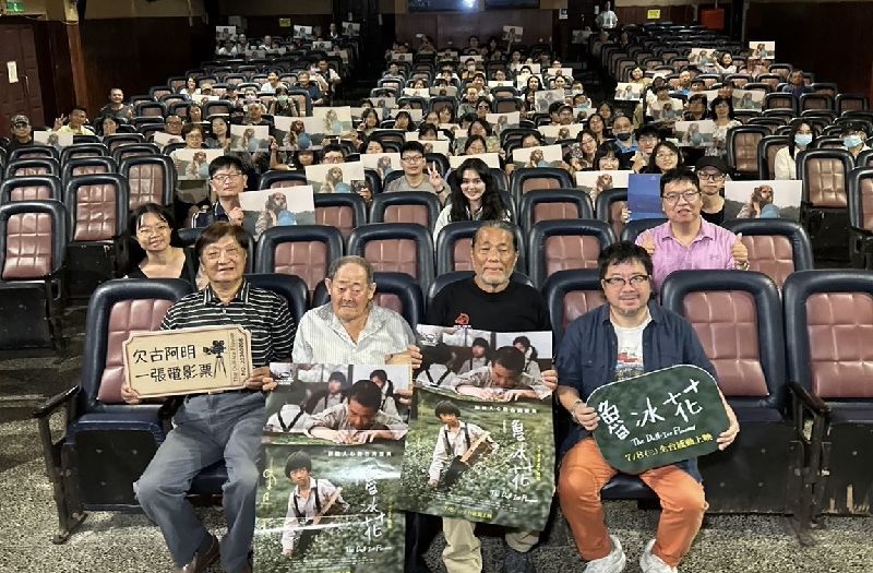 電影「魯冰花」數位修復版重映,16日在台南全美戲院舉辦「回到1989」特別場,全美戲院董事長吳俊漢(前左起)、國寶級畫師顏振發、攝影指導李屏賓、國家電影及視聽文化中心董事長褚明仁齊聚。(圖/中央社)