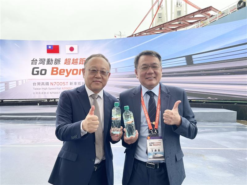 台灣高鐵睽違22年迎來全新車隊!首組新世代列車N700ST15日抵達台灣,高鐵董座史哲(左)、台鹽董座丁彥哲(右)接車時,談及台鹽離子水合作。(圖/臺鹽提供)