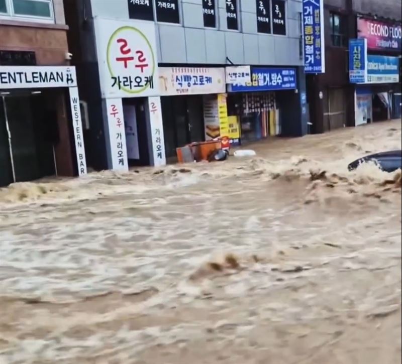 韓國南部豪雨成災,土石崩塌掩埋民宅釀1死3傷。(圖/翻攝自X平台 @WeatherMonitors)