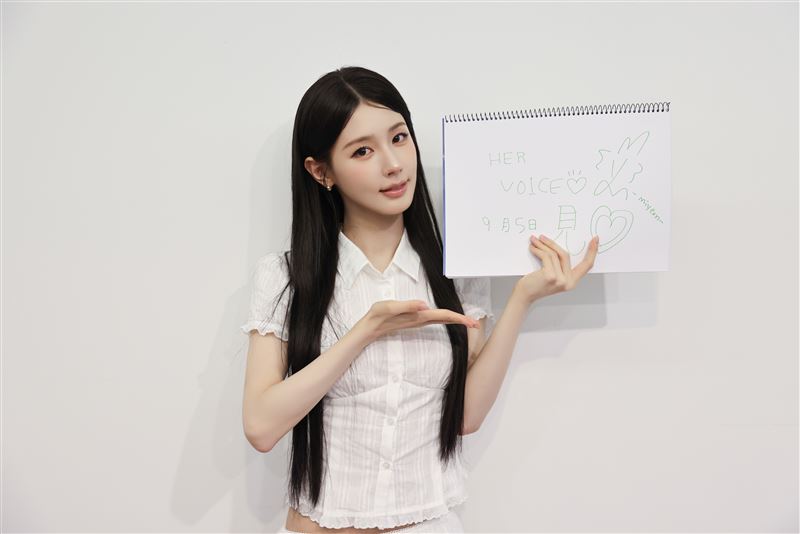 i-dle成員薇娟(MIYEON)跨海接受台灣媒體視訊訪問。(圖/CUBE Entertainment提供)