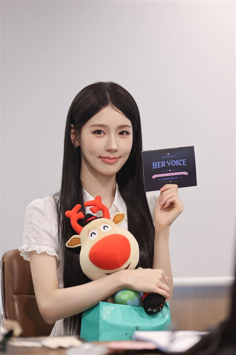 i-dle成員薇娟(MIYEON)跨海接受台灣媒體視訊訪問。(圖/CUBE Entertainment提供)