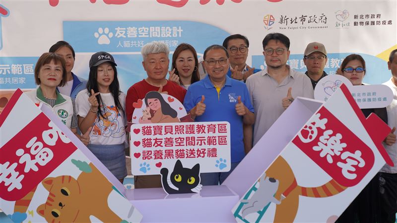 侯友宜與動保團體及議員進行幸福喵樂宅啟用,認養黑貓送一年免費飼料。(圖/翻攝畫面)