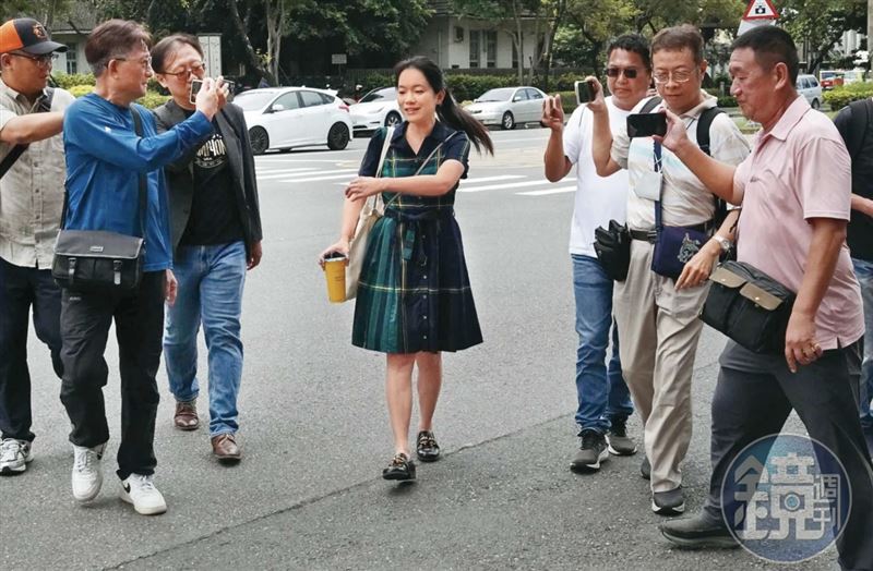 2026/08/17 09：40 陳幸妤（中）大嘆在家如跟幽靈同住，再爆趙建銘利用網路分身「多線發展」