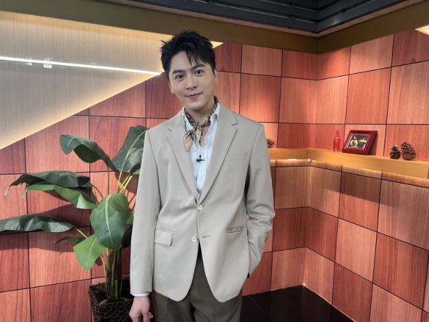 黃新皓身為艋舺金義殿宮主，父母皆為乩身，他自稱母親懷胎15個月才產下他，5歲起便接觸通靈。（圖／鏡周刊、年代新聞提供）