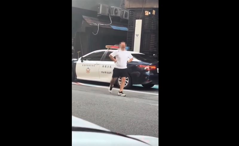 30歲男子趁其不備溜上後座,遭員警發現驅趕,男子竟辯稱喝醉開錯門,原地公主跺腳裝可愛。(圖/翻攝自職業聯結車職業大貨車職業大客車拉拉隊運輸業照片影片資訊分享團臉書)