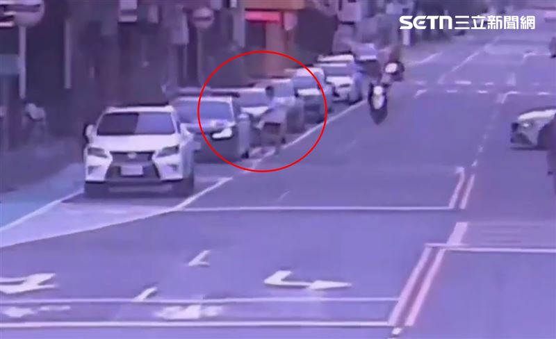 警方現在要主動調閱監視器,以車追人,通知男子到案依法嚴辦。(圖/翻攝畫面)