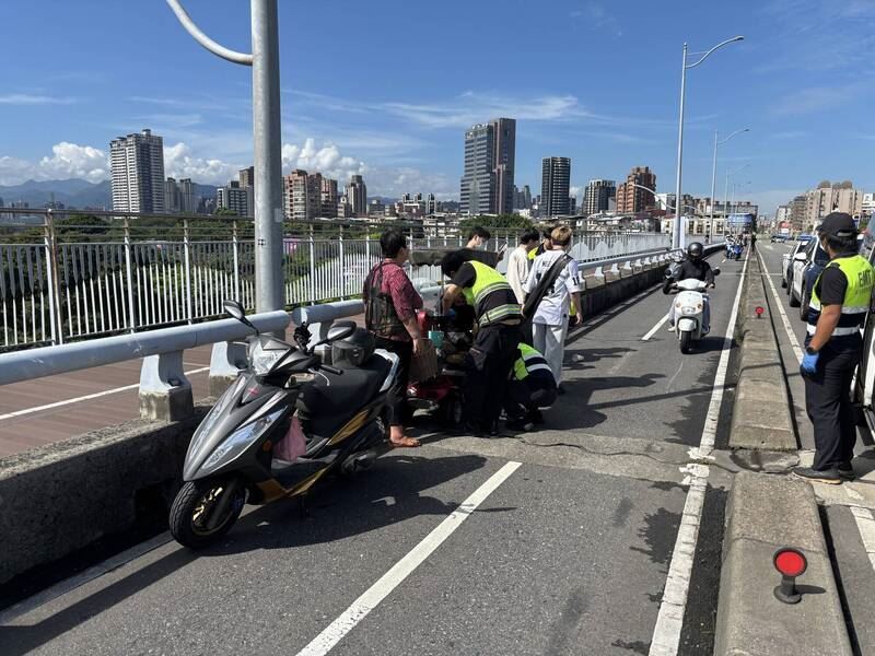 陳姓男子騎電動代步車行經福和橋先遭一名機車騎士追撞,下車拾掉落零件又再被另一名機車騎士撞飛。(圖/翻攝畫面)