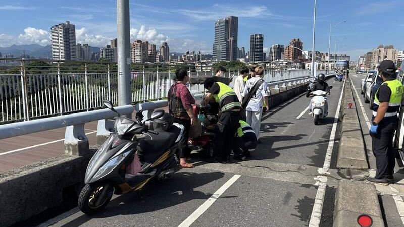 福和橋男騎士遭追撞 下車撿零件再被撞飛