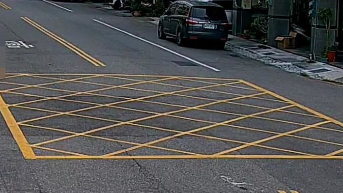 車子違停在網狀線上遭驅離，生技公司竟然秒翻臉爆打教官。（示意圖／資料照）