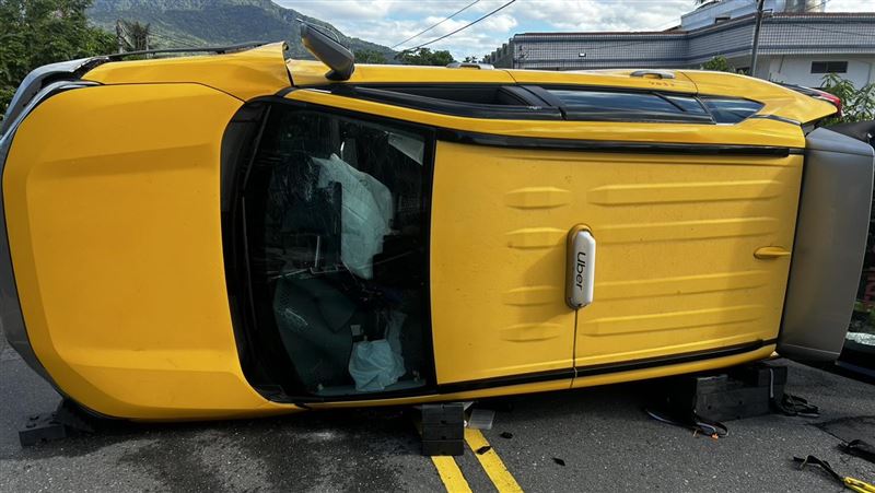 台東縣成功鎮白蓮路，59歲司機駕駛小黃計程車，不明原因向左側翻覆。（圖／翻攝畫面）