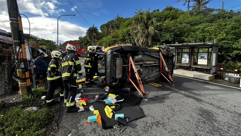 台東縣成功鎮白蓮路，59歲司機駕駛小黃計程車，不明原因向左側翻覆。（圖／翻攝畫面）