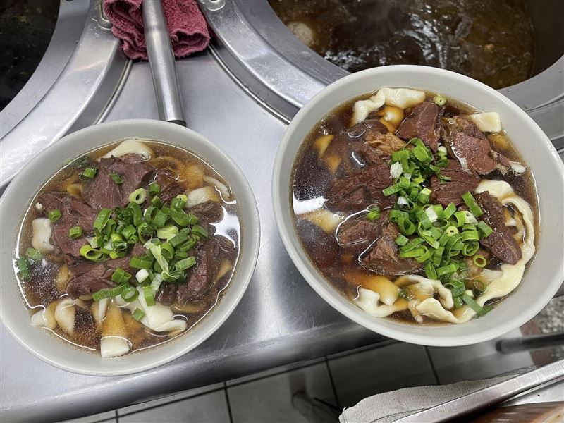 西門町24小時營業的「采宏牛肉麵」，主打平價、份量大。(圖／翻攝自采宏牛肉麵臉書）