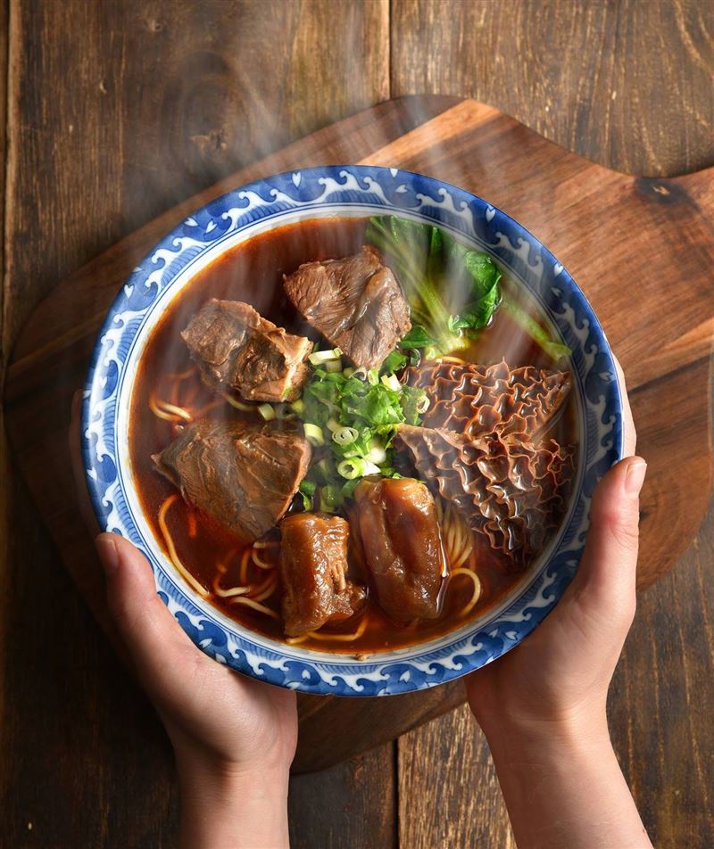 台北東區排隊名店「牛肉麵．雞湯」曾吸引外媒到店拍攝。(圖／翻攝自牛肉麵．雞湯粉專)
