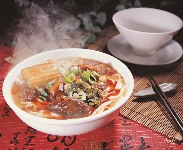 開業近50年的「江家牛肉麵」，臨近國父紀念館是許多慢跑者、舞者的愛店。(圖／翻攝自江家牛肉麵粉專)