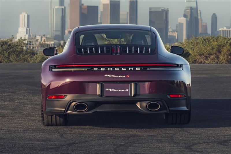 車尾掛上低調紅色「S」字樣。(圖/翻攝Porsche網站)