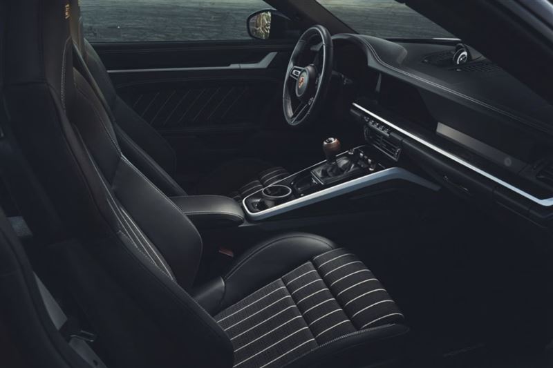 車內也配備4向調整跑車升級座椅。(圖/翻攝Porsche網站)