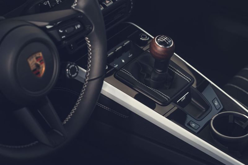 排檔桿使用胡桃木打造。(圖/翻攝Porsche網站)