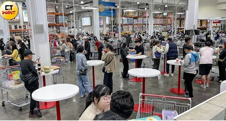 一名網友近日發現好市多熱狗熱量竟高達992大卡。(圖/CTWANT資料照)