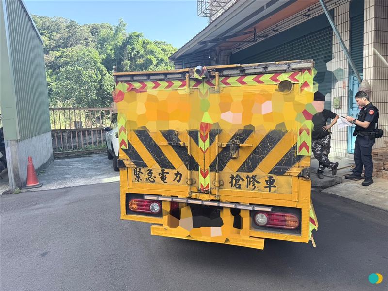 水電行的老闆為了規避工程車違規被開罰,竟把車身塗上「台灣電力工程」、「緊急電力搶修」字樣。(圖/翻攝畫面)