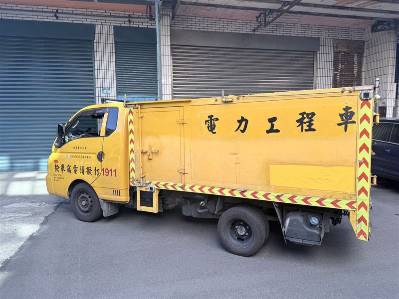 水電行的老闆為了規避工程車違規被開罰,竟把車身塗上「台灣電力工程」、「緊急電力搶修」字樣。(圖/翻攝畫面)