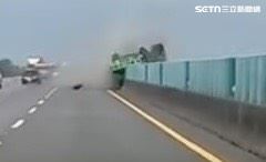 槽車突然爆胎,「碰」一聲重心不穩,車頭偏移撞上內側車道防眩板,車身滾了一圈翻肚至對向車道。(圖/翻攝自Threads @a1234winds)