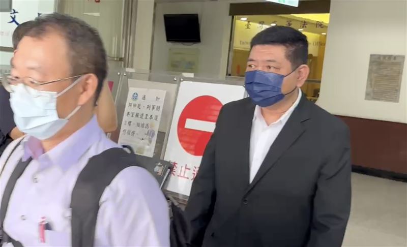 NONO在律師陪同下現身高等法院。(圖/翻攝畫面)