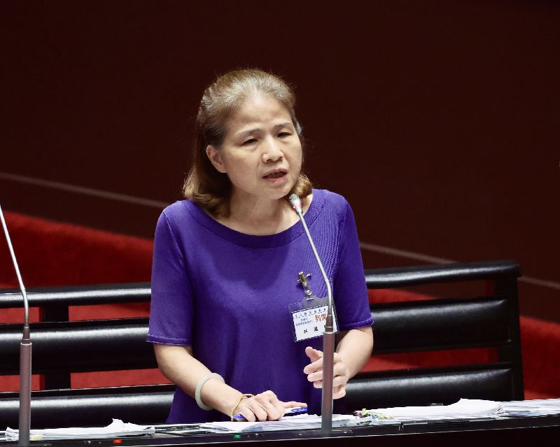 立法院全院委員會18日審查監察院人事同意權案,現任最高檢察署書記官長、監察委員被提名人林麗瑩(圖)列席,並上台說明