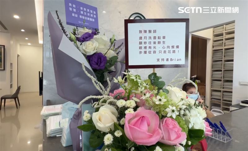 員工花束接到手軟,診所飄滿花香。(圖/翻攝畫面)