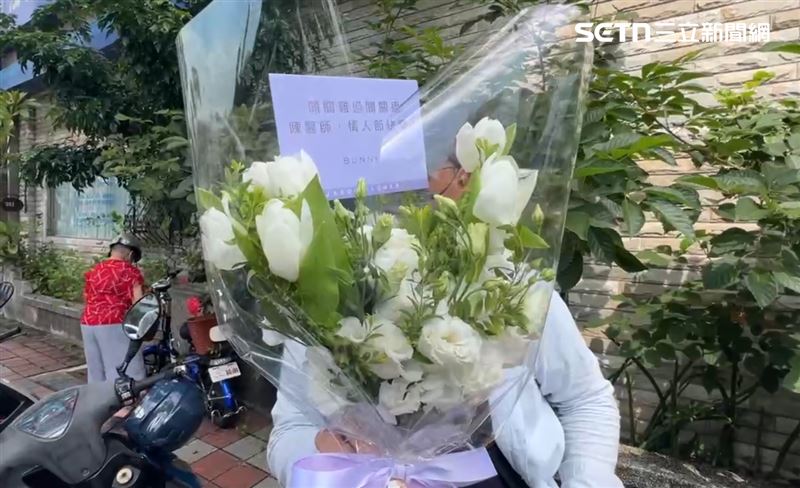 隨著25年來的婚姻委屈與不堪攤在陽光下,不少支持者也替她抱不平,紛紛送花束打氣。(圖/翻攝畫面)