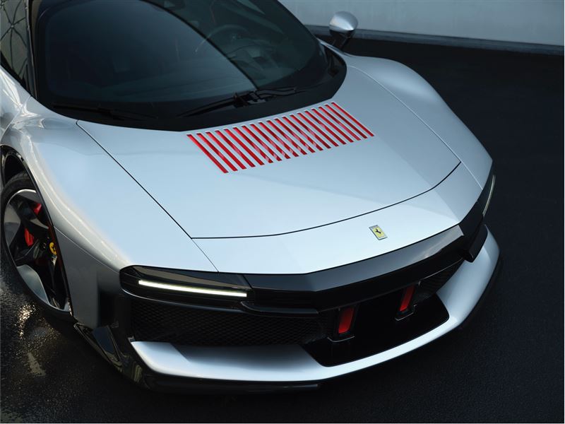 超薄燈組被巧妙藏進貫穿式功能格柵。（圖／Ferrari提供）