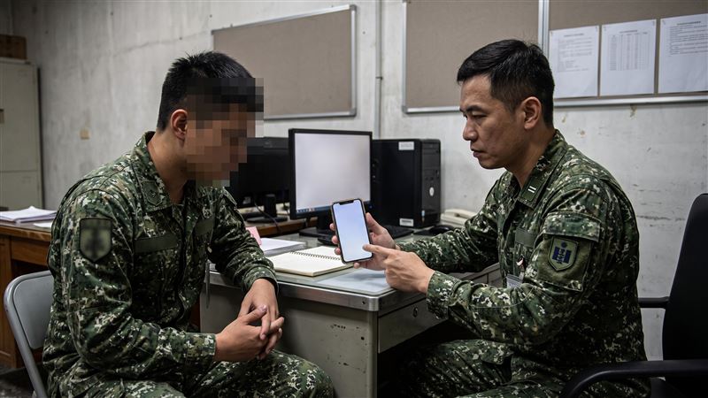 陸軍下士沉迷於網路賭博,輸了6000元,還被營區輔導長實施反賭博手機稽核時抓包,被依法送辦。(示意圖/AI製圖)