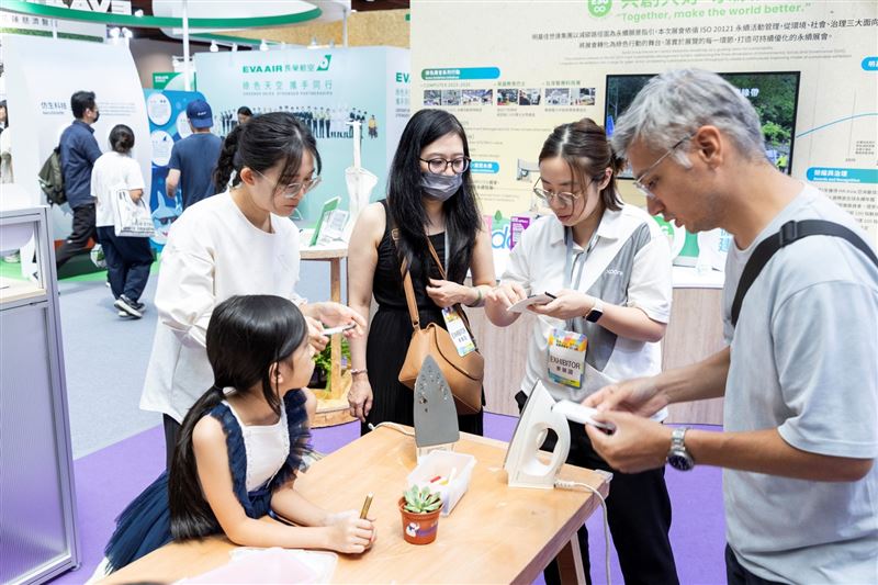 民眾日常生活中常見的項目,都能在展場看到不同的永續做法。(圖/台灣永續能源研究基金會提供)