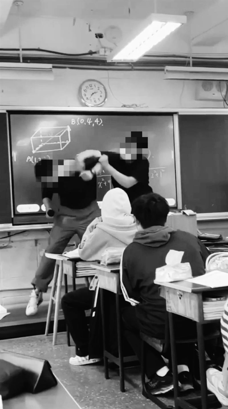 台北市北投區一名男同學,2024年於上課期間對代課蘇姓老師動手。(圖/翻攝自記者爆料網)
