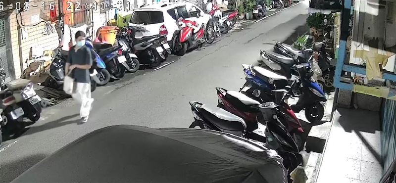 男子突然拿出鐵鎚無故攻擊狠敲一隻橘色的流浪貓。(圖/翻攝畫面)