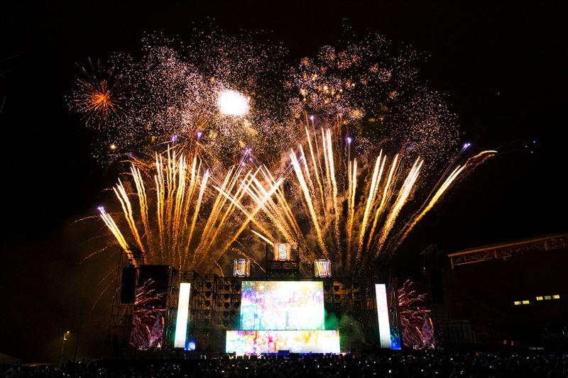 跨年進入倒數階段,跟著濟州神話世界的夜間煙火秀,迎接2027年到來。(圖/可樂旅遊提供)